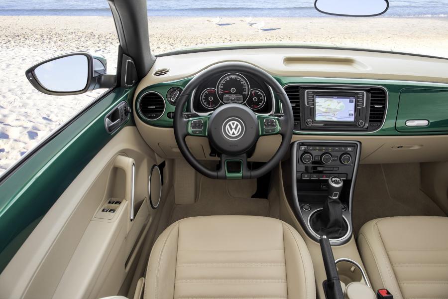 Интерьер Volkswagen Beetle Cabriolet 2016 года  (фото 12 из 21)